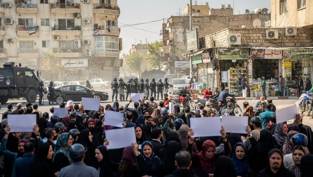 Pezeshkian Vows Economic Overhaul as Protests Sweep Iran